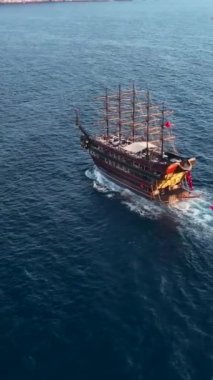 Turistli korsan gemisi denizde yelken açıyor.