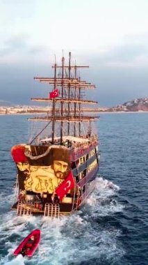 Turistli korsan gemisi denizde yelken açıyor.