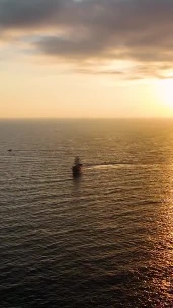 Navio Pirata Com Turistas Navegando Mar — Vídeo de Stock