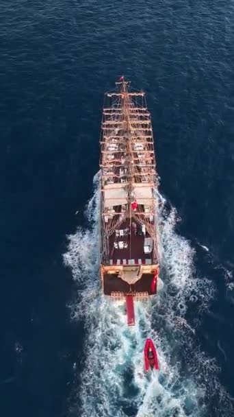 Πειρατικό Πλοίο Τουρίστες Που Πλέουν Στη Θάλασσα — Αρχείο Βίντεο