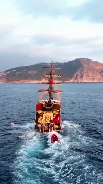 Barco Pirata Con Turistas Navegando Mar — Vídeo de stock