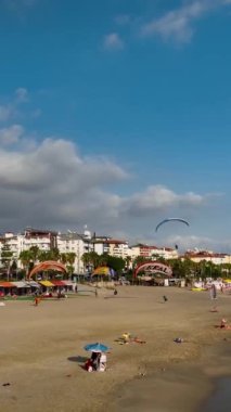 Yamaç paraşütleri denizin üzerinde uçar