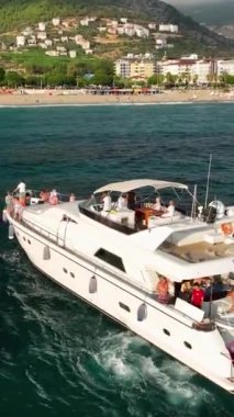 Gök mavisi denizi olan bir yatta güzel bir tatil