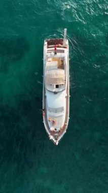 Gök mavisi denizi olan bir yatta güzel bir tatil