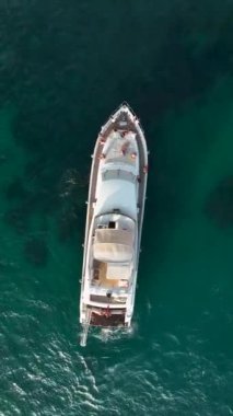 Gök mavisi denizi olan bir yatta güzel bir tatil