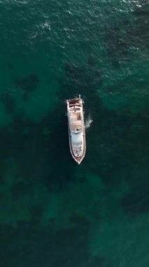Gök mavisi denizi olan bir yatta güzel bir tatil