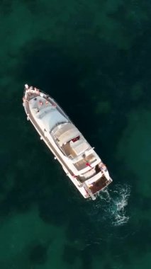 Gök mavisi denizi olan bir yatta güzel bir tatil