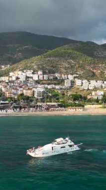 Gök mavisi denizi olan bir yatta güzel bir tatil