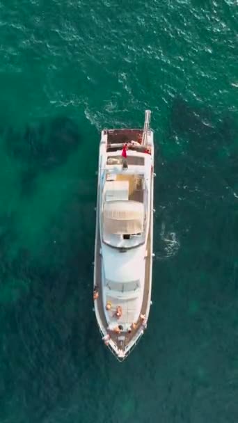 Schöner Urlaub Auf Einer Jacht Mit Dem Azurblauen Meer — Stockvideo