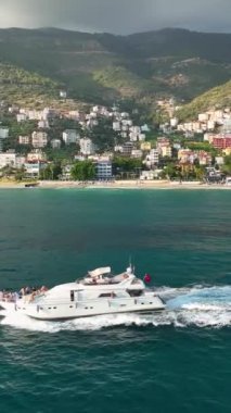 Gök mavisi denizi olan bir yatta güzel bir tatil