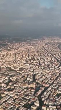 Denize yakın yollarda arabaların hareketi