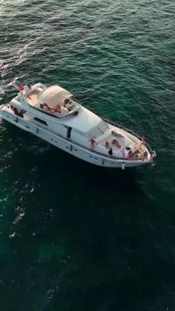 Bella Vacanza Uno Yacht Con Mare Azzurro — Video Stock