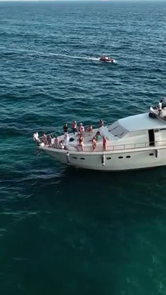 在蔚蓝大海的游艇上度过了一个美丽的假期 — 图库视频影像