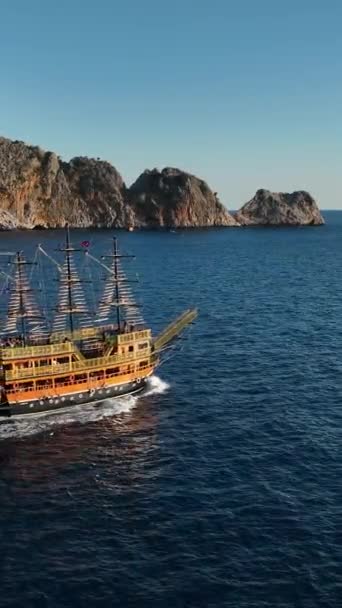 Vertikales Video Piratenboot Mit Touristen — Stockvideo