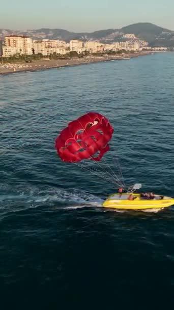 Agua Parasailing Paseos Personas Mar Paracaídas Rojo — Vídeos de Stock