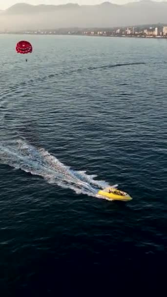 Water Parasailing Rijdt Mensen Zee Rode Parachute — Stockvideo