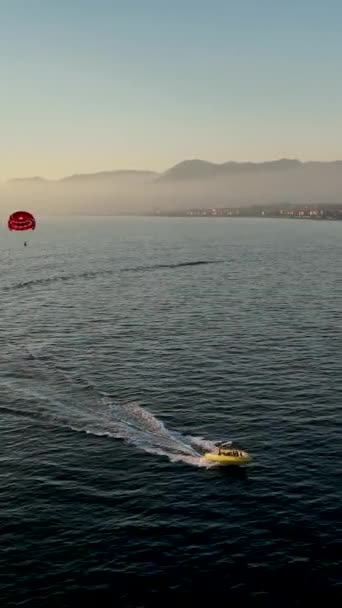 Acqua Parasailing Cavalca Persone Mare Rosso Paracadute — Video Stock
