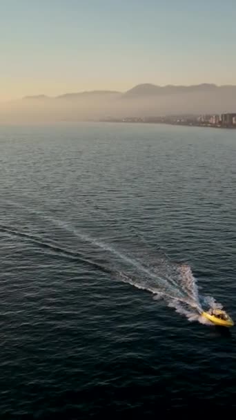 Vodní Parasailing Jezdí Lidé Moři Červený Padák — Stock video