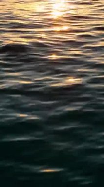 Akdeniz kıyısında yaz akşamları güneşin altında uçan sulu deniz günbatımı