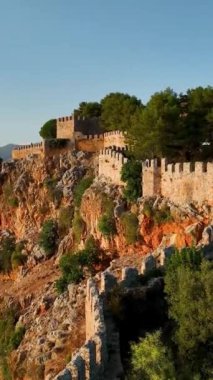 Turistli korsan gemisi denizde yelken açıyor.
