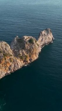 Turistli korsan gemisi denizde yelken açıyor.