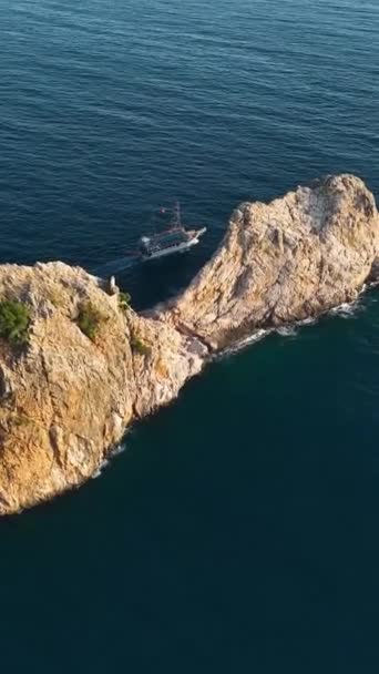 Barco Pirata Con Turistas Navegando Mar — Vídeos de Stock