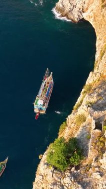 Turistli korsan gemisi denizde yelken açıyor.