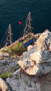 Turistli korsan gemisi denizde yelken açıyor.