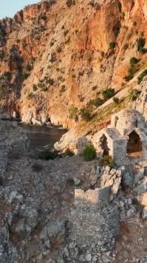 Turistli korsan gemisi denizde yelken açıyor.