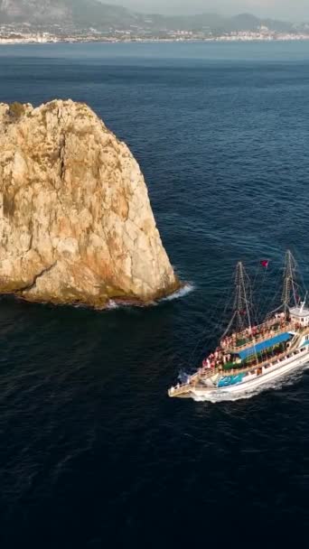 Navio Pirata Com Turistas Navegando Mar — Vídeo de Stock