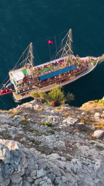 Bateau Pirate Avec Des Touristes Naviguant Dans Mer — Video