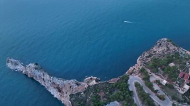 Bulutlu hava güzel bir yerde dinleniyor, mavi deniz.