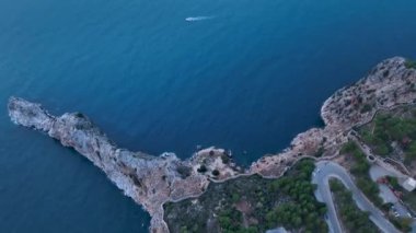 Bulutlu hava güzel bir yerde dinleniyor, mavi deniz.