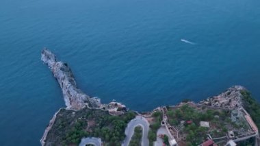 Bulutlu hava güzel bir yerde dinleniyor, mavi deniz.