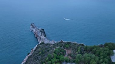 Bulutlu hava güzel bir yerde dinleniyor, mavi deniz.