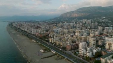 Ufuk çizgisindeki evler bulutlu hava