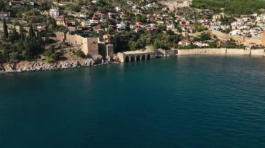 Şehrin üzerindeki temiz gökyüzü, eski kale, şehrin simgesi.,