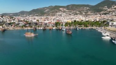 Denizde dinlenmek, deniz konsepti, yattaki insanlar.