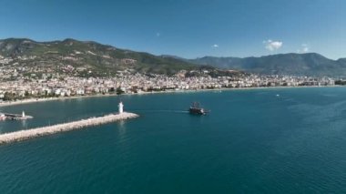 Denizde dinlenmek, deniz konsepti, yattaki insanlar.