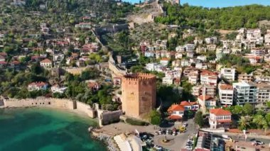 Şehrin üzerindeki temiz gökyüzü, eski kale, şehrin simgesi.,