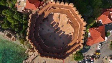 Şehrin üzerindeki temiz gökyüzü, eski kale, şehrin simgesi.,