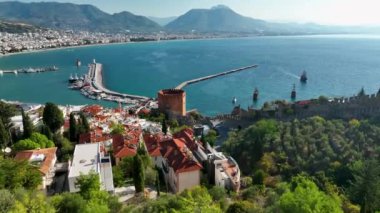 Şehrin üzerindeki temiz gökyüzü, eski kale, şehrin simgesi.,