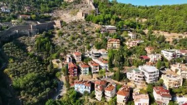 Ufuk çizgisindeki evler bulutlu hava