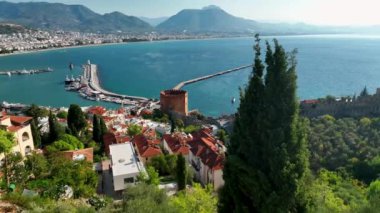 Şehrin üzerindeki temiz gökyüzü, eski kale, şehrin simgesi.,