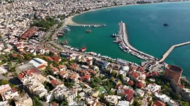 Ufuk çizgisindeki evler bulutlu hava