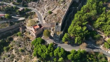 Ufuk çizgisindeki evler bulutlu hava