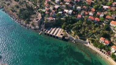 Ufuk çizgisindeki evler bulutlu hava