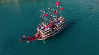 Denizde dinlenmek, deniz konsepti, yattaki insanlar.