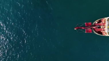 Denizde dinlenmek, deniz konsepti, yattaki insanlar.