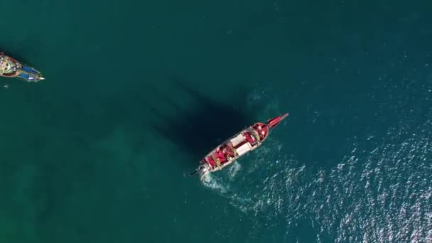 海の概念に休息 ヨットの人々 — ストック動画